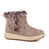 Bota corta color beige con forro de piel sintética en el borde superior, ajuste con cordones cruzados y suela de plataforma.