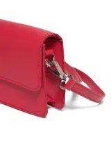 Bolso bandolera rojo con correa desmontable y solapa con cierre magnético.