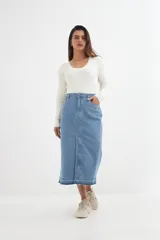 Falda midi de denim color gris oscuro, con corte recto, abertura frontal y cierre con botones.