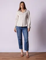 Camisa blanca de satén, marca Tahari. Cuello con solapa y escote en V. Abertura central con botones. Manga larga con puño y botón.