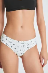 Culotte blanco con estampado de palabras en negro.