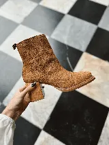 Botas cortas color marrón de cuero gamuzado, con punta cuadrada y cierre lateral.