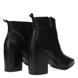 Botas de cuero negras con punta fina, tacón alto y cierre lateral.