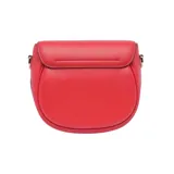Cartera bandolera Marc Jacobs modelo The Saddle Bag, color negro, de cuero, con cierre de solapa con broche magnético y logo de la marca en el frente. Incluye correa ancha de tela con el nombre de la marca en blanco y negro.
