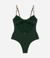 Malla enteriza verde oscuro de microfibra texturizada, con breteles elásticos ajustables adornados con cuerda contrastante y bambú natural. Cuenta con copas desmontables, lazo en la espalda y medalla metalizada.