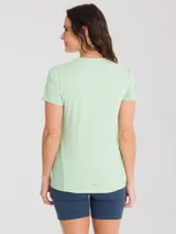 Remera deportiva color verde claro, de manga corta y cuello redondo.