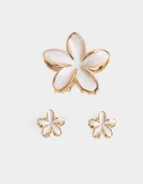 Set de tres broches para el pelo de metal esmaltado con forma de flor hawaiana en color blanco y dorado. Incluye un broche grande de 8 cm y dos broches pequeños de 3 cm.