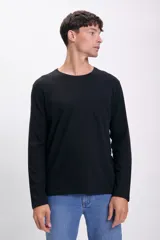 Remera de manga larga negra con bolsillo en el pecho.
