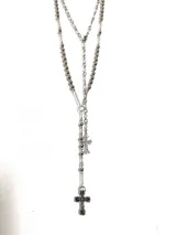 Set de dos collares plateados con dijes de cruz. Uno es un rosario con cuentas de acero y cristales checos, y el otro es una cadena de acero quirúrgico con una cruz gótica.