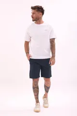 Bermuda de gabardina azul marino, corte recto y largo a la rodilla.