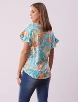 Blusa estampada de seda fría marca Ruby Rd, con cuello a la base y escote en V, y mangas cortas amplias con volados.