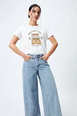 Pantalón jean de calce ultra wide con pierna extra ancha y ruedo desflecado, de tiro medio y construcción clásica en denim.
