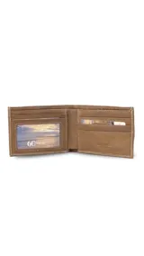 Billetera marrón de cuero liso con banda elástica tricolor. Interior con compartimento para billetes, visor y tarjeteros.