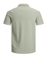 Camiseta polo blanca de piqué con cuello clásico con ribete rojo y verde, cierre de dos botones y logo bordado en el pecho.