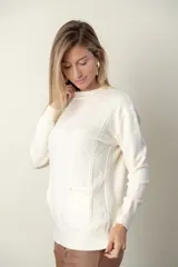 Sweater rojo de punto con cuello redondo y mangas largas. Presenta detalle de trenzado y distintos puntos en el frente, y dos bolsillos delanteros.