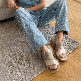 Sandalias de cuero vacuno color beige y gris, con taco de madera de 5cm y punta cuadrada.