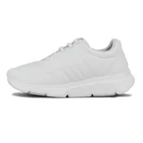 Championes urbanos Comfortflex color blanco con cordones elásticos y detalles dorados.