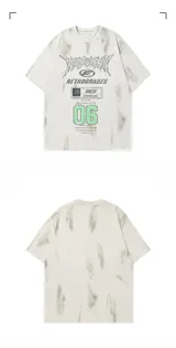 Remera de manga corta color nude con efecto tie-dye o goteo en tonos grises y blancos. Presenta un estampado gráfico frontal con tipografía estilo metal/rock, el texto "RETROGRADES", y el número "06" en verde menta.