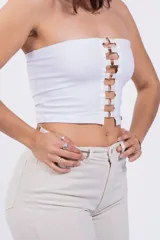 Top strapless negro con detalle de aros metálicos en el frente.