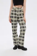 Pantalón de jean con estampado tie dye en tonos verde oliva y gris, de corte holgado y tiro alto.