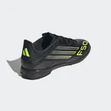 Championes de fútbol Adidas F50 League para césped artificial, color negro con detalles en amarillo y plateado. Presentan exterior Fiberskin con estampado Sprintgrid y lengüeta Tunnel adaptable.