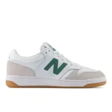 Championes New Balance BB480 de cuero blanco con detalles en verde y suela de goma color caramelo.