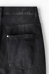 Pantalón de jean negro de corte holgado, con tiro bajo y pierna extra ancha.