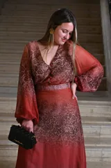 Vestido largo de gasa con estampado animal print en tonos marrones y rojizos. Tiene escote en V, mangas largas abullonadas y corte en la cintura.