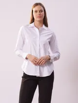 Camisa blanca de algodón, marca Zac & Rachel, con cuello a la base con solapa y escote en V, manga larga con puño y botón.