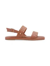 Sandalia de cuero color marrón con tachas doradas, doble tira y pulsera de ajuste con hebilla.