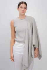 Ruana de 100% baby alpaca, suave y ligera, ideal para usar sobre cualquier atuendo.