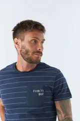 Remera de hombre a rayas horizontales blancas y beige, de manga corta, con bolsillo en el pecho y logo estampado.