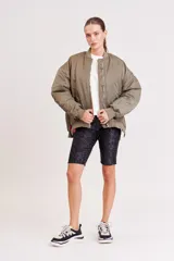 Campera bomber color verde militar, con cierre frontal y bolsillos laterales.