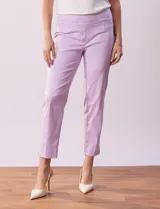 Pantalón verde esmeralda de gabardina elastizada, marca Zac & Rachel. Corte recto, pretina ancha pespunteada, bolsillos simulados y largo al tobillo.