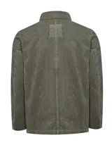 Sobrecamisa verde de cotelé con corte recto, cuello de solapa, cierre abotonado, mangas largas con puños ajustables con botón y tres bolsillos frontales (dos amplios y uno en el pecho con solapa).