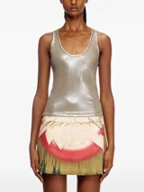 Musculosa plateada con espalda deportiva, cuello redondo y corte ajustado.