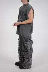 Pantalón cargo gris de jean lavado con 10 bolsillos funcionales, cierre YKK y etiqueta de plastisol.