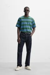 Camiseta relaxed fit de algodón con rayas horizontales en verde y celeste, cuello redondo y manga corta.