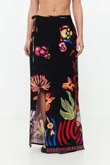 Falda pareo larga negra con estampado de jungla y amarre lateral.