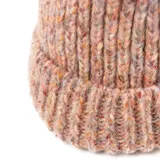Gorro de lana tejido color rosa con pompón en la parte superior.