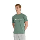 Camiseta verde con logo de New Balance estampado en el pecho.