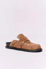 Mocasines de cuero color marrón con costuras blancas en contraste.