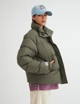 Campera de abrigo color verde militar, con diseño acolchado y cierre frontal.