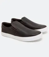 Championes slip on de cuero color marrón oscuro con suela blanca de goma.
