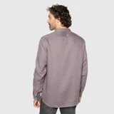 Camisa de lino color gris topo, de corte clásico, con cuello abotonado, manga larga y bolsillo en el pecho.