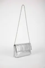 Cartera de hombro plateada con efecto arrugado y correa de cadena fina.