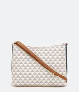 Bolso bandolera con estampado geométrico en tonos blanco y gris, con correa marrón ajustable.