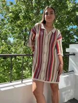 Camisola corta tejida en hilo de algodón con diseño de rayas verticales de colores y calados.