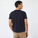 Remera azul marino de seersucker con cuello redondo y mangas cortas.
