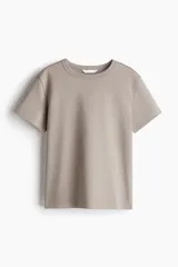 Remera color topo de punto de algodón tupido con cuello redondo ribeteado acanalado y mangas cortas.